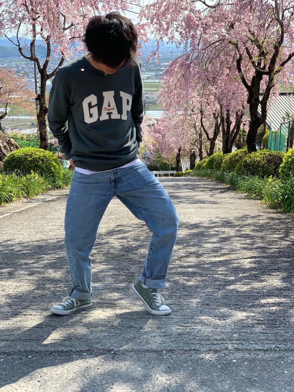 「シンプルコーデ、おしゃれさんと繋がりたい、大人カジュアル、休日スタイル、オーバーサイズ、春夏コーデ」｜「GAPのアイテム（トップス、グリーン系）」を使った、セントくん       さん（メンズ・170cm）の春コーディネートの1枚目の写真