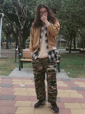 「Slightly Numb（スライトリーナム）のアイテム」を使った、吳俊儒さん（メンズ・180cm）の春コーディネート