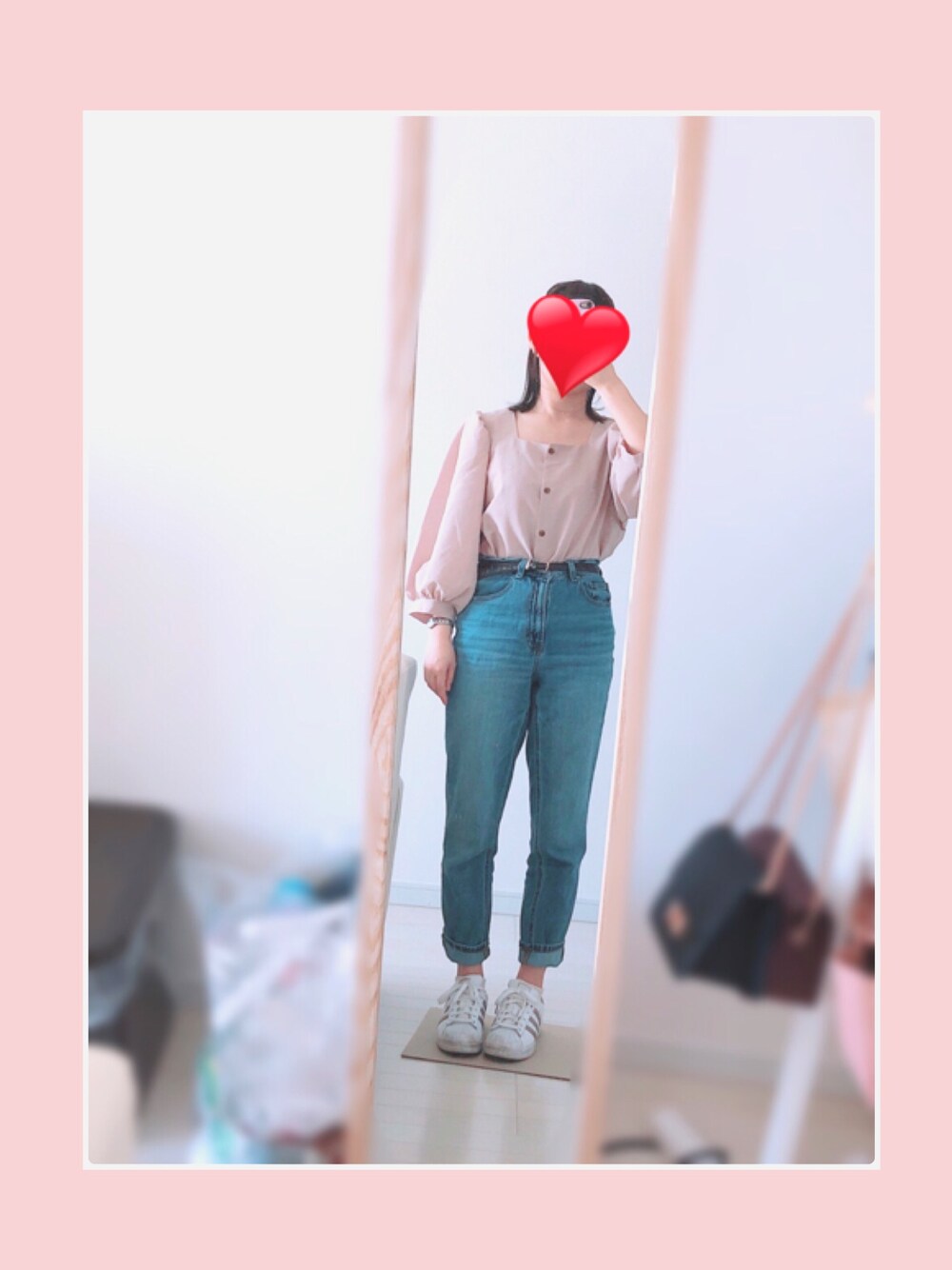 ブルー系のデニムパンツ、ホワイト系のスニーカー、ベージュ系のシャツ/ブラウスを着用したレディースの春コーディネートの1枚目の写真