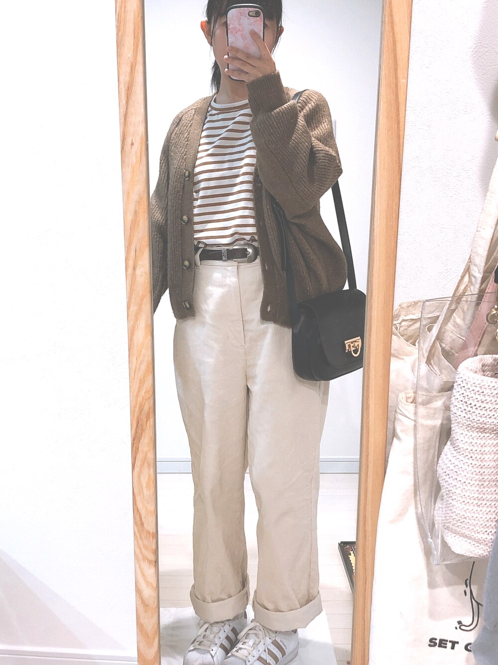 ブラウン系のTシャツ/カットソー、ブラック系のショルダーバッグ、ホワイト系のその他パンツを着用したレディースの秋コーディネートの1枚目の写真