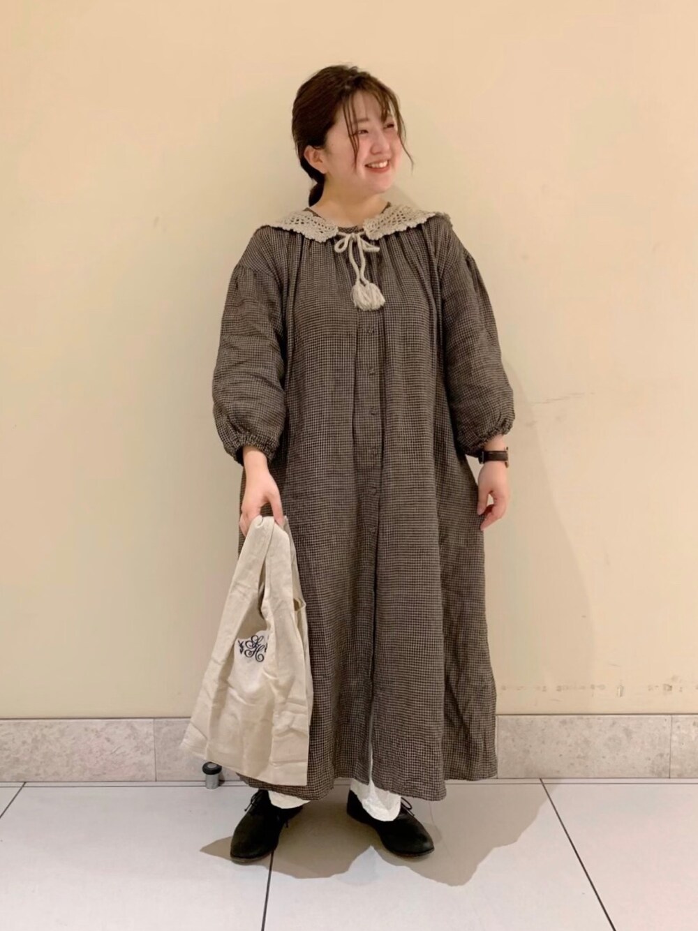 ブラック系のワンピース、ホワイト系のその他パンツ、ベージュ系のエコバッグ/サブバッグを着用したレディースの秋コーディネートの1枚目の写真