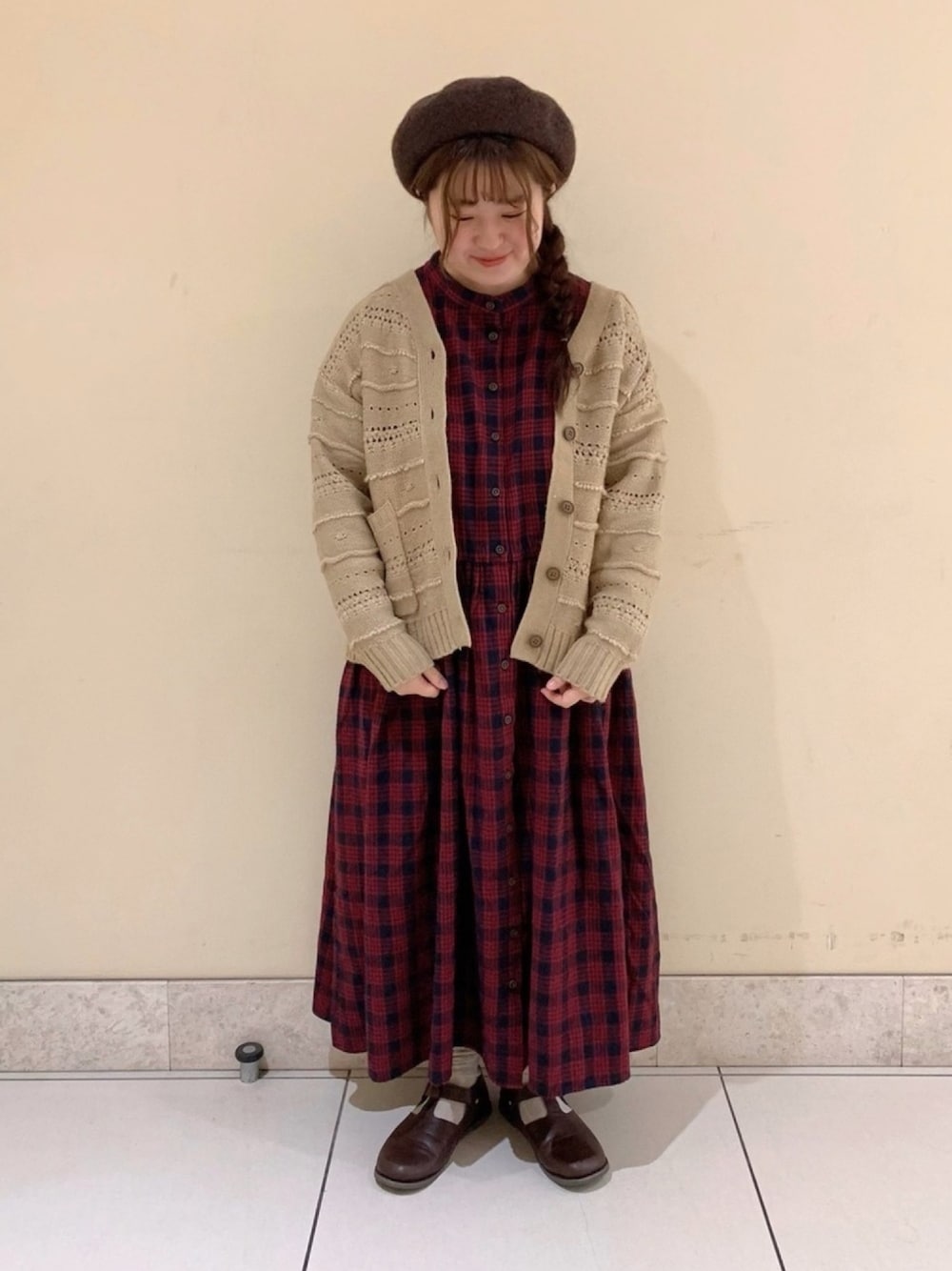 レッド系のワンピース、ベージュ系のカーディガン/ボレロ、ブラウン系のその他シューズを着用したレディースの秋コーディネートの1枚目の写真