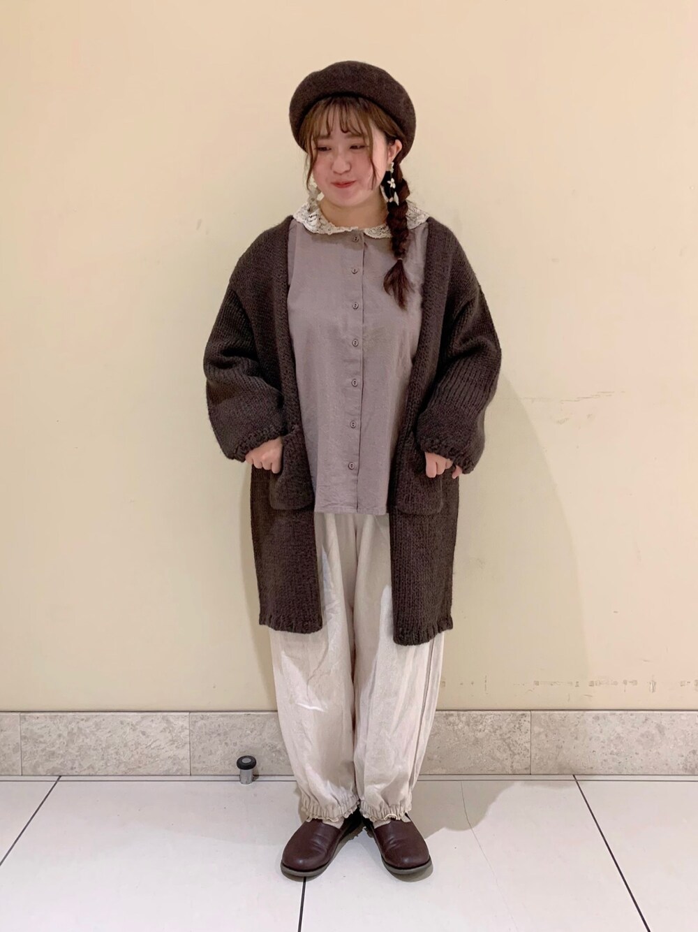 ブラウン系のカーディガン/ボレロ、ホワイト系のその他パンツ、ブラウン系のその他シューズを着用したレディースの秋コーディネートの1枚目の写真