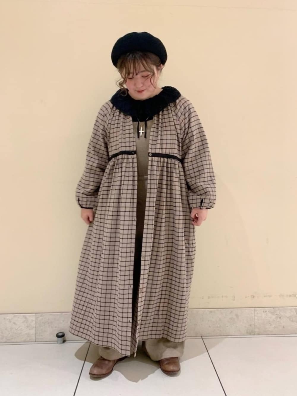 ベージュ系のワンピース、ベージュ系のサロペット/オーバーオール、ブラック系のTシャツ/カットソーを着用したレディースの冬コーディネートの1枚目の写真