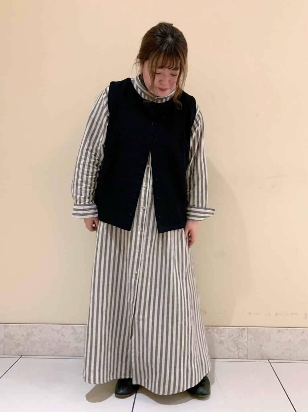 「私の推しブランド、SM2、サマンサ モスモス(Samansa Mos2)、ロングワンピース、ベスト、ストライプ、シンプルコーデ、春コーデ、レイヤードスタイル、ナチュラル」｜「Samansa Mos2のバンドカラーフレアワンピース（ワンピース、ブラック系）」を使った、ｍｉｉさん（レディース・152cm）の冬コーディネートの1枚目の写真