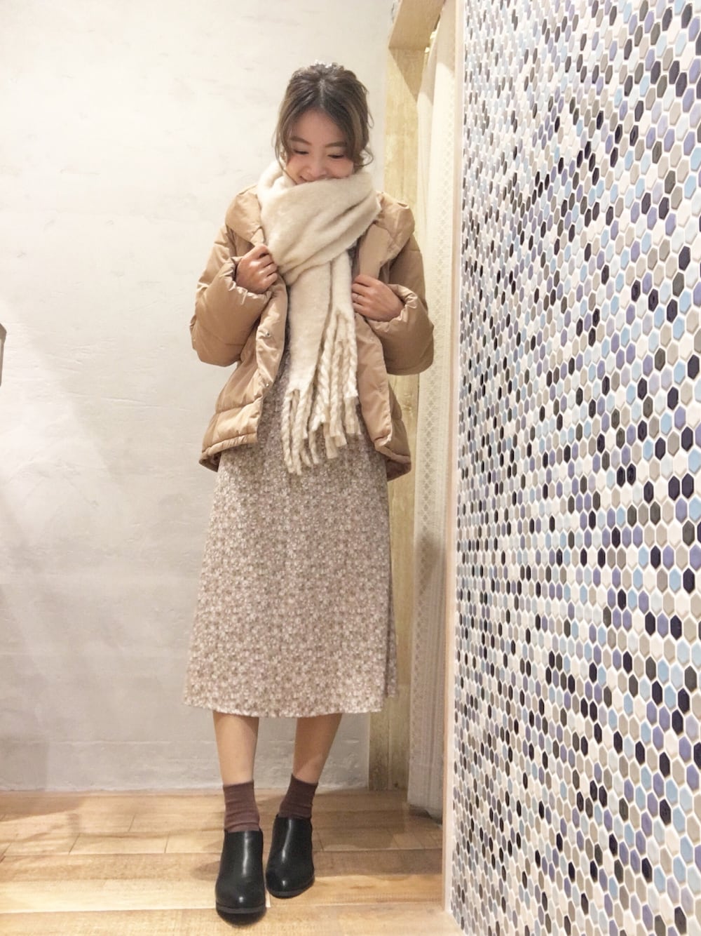 「大人ガーリー、花柄、ワンピース、花柄ワンピース、ショートダウン、アウター、マフラーぐるぐる、ベージュ、ベージュコーデ、ブルゾン」｜「earth music&ecologyの・花柄ワンピース（ワンピース、ピンク系）」を使った、mmtsさん（レディース・157cm）の冬コーディネートの1枚目の写真