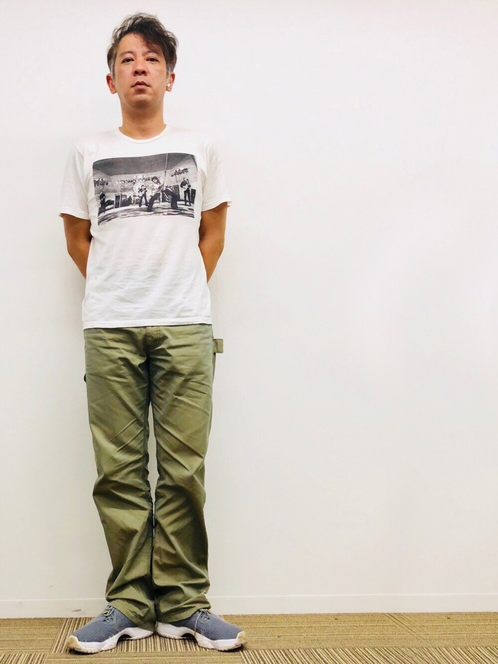 ホワイト系のTシャツ/カットソー、グリーン系のカーゴパンツ、グレー系のスニーカーを着用したメンズの夏コーディネートの1枚目の写真