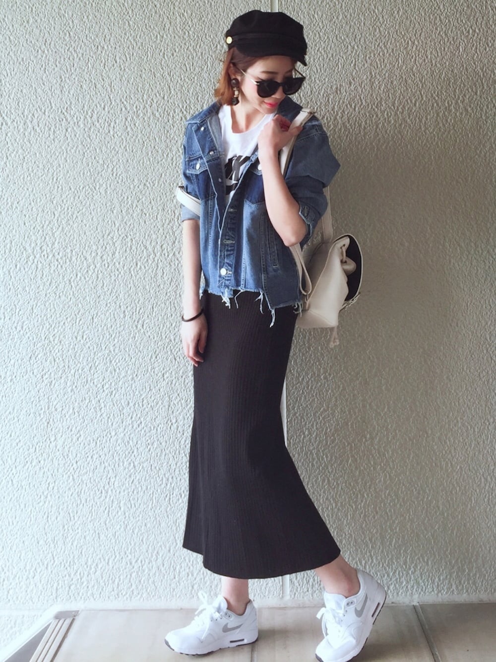 ホワイト系のTシャツ/カットソー、ブルー系のデニムジャケット、ホワイト系のバックパック/リュックを着用したレディースの春コーディネートの1枚目の写真