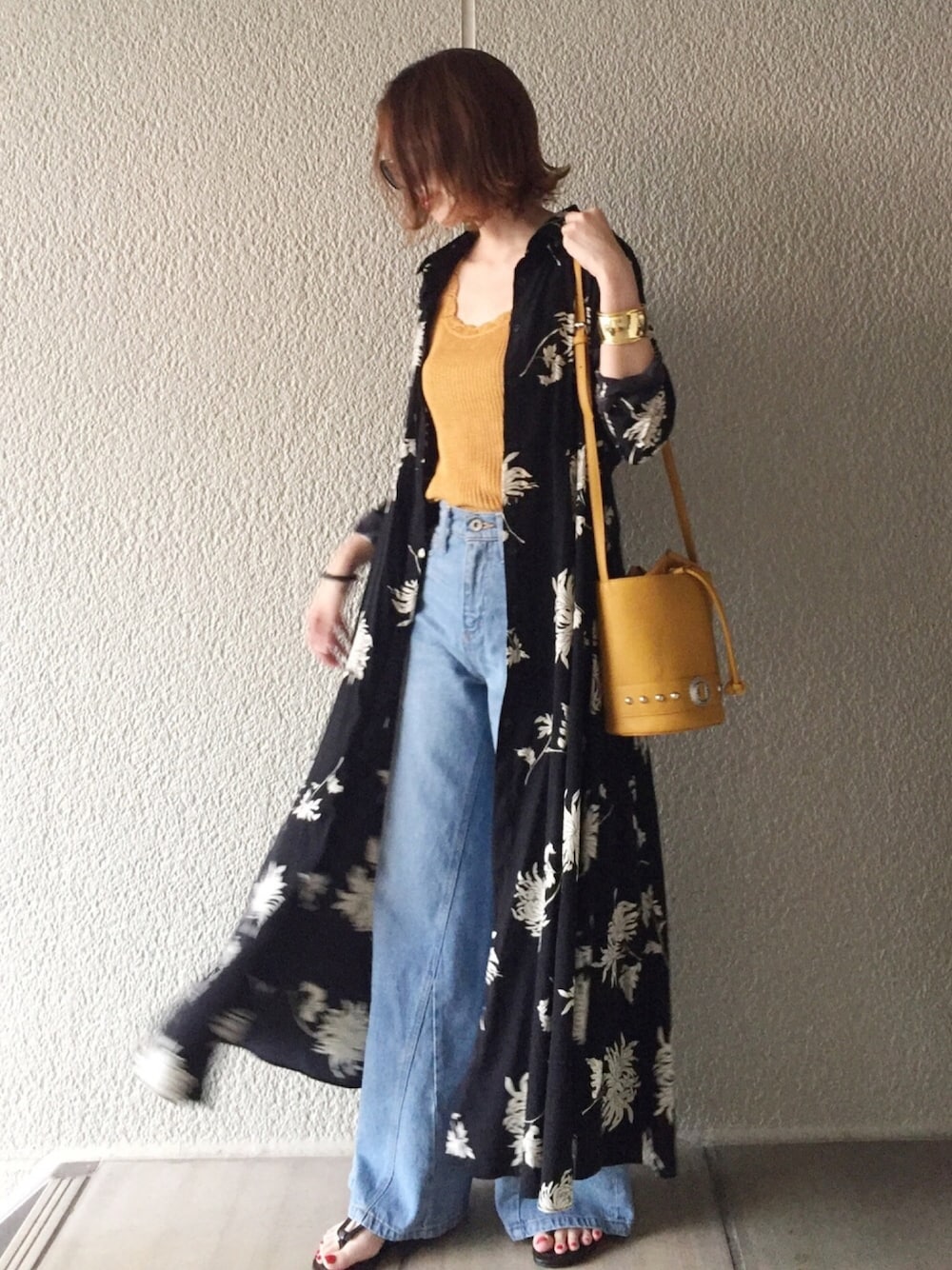 「花柄ワンピース、ガウン、イエロー、デニム、大人カジュアル、kormarch、kormarchサポーターズ、バケツバッグ、サンダル、花柄ｶﾞｳﾝ」｜「KORMARCHのスカラップポイントUネックタンクトップ（キャミソール、その他）」を使った、MISATO さん（レディース・161cm）の夏コーディネートの1枚目の写真