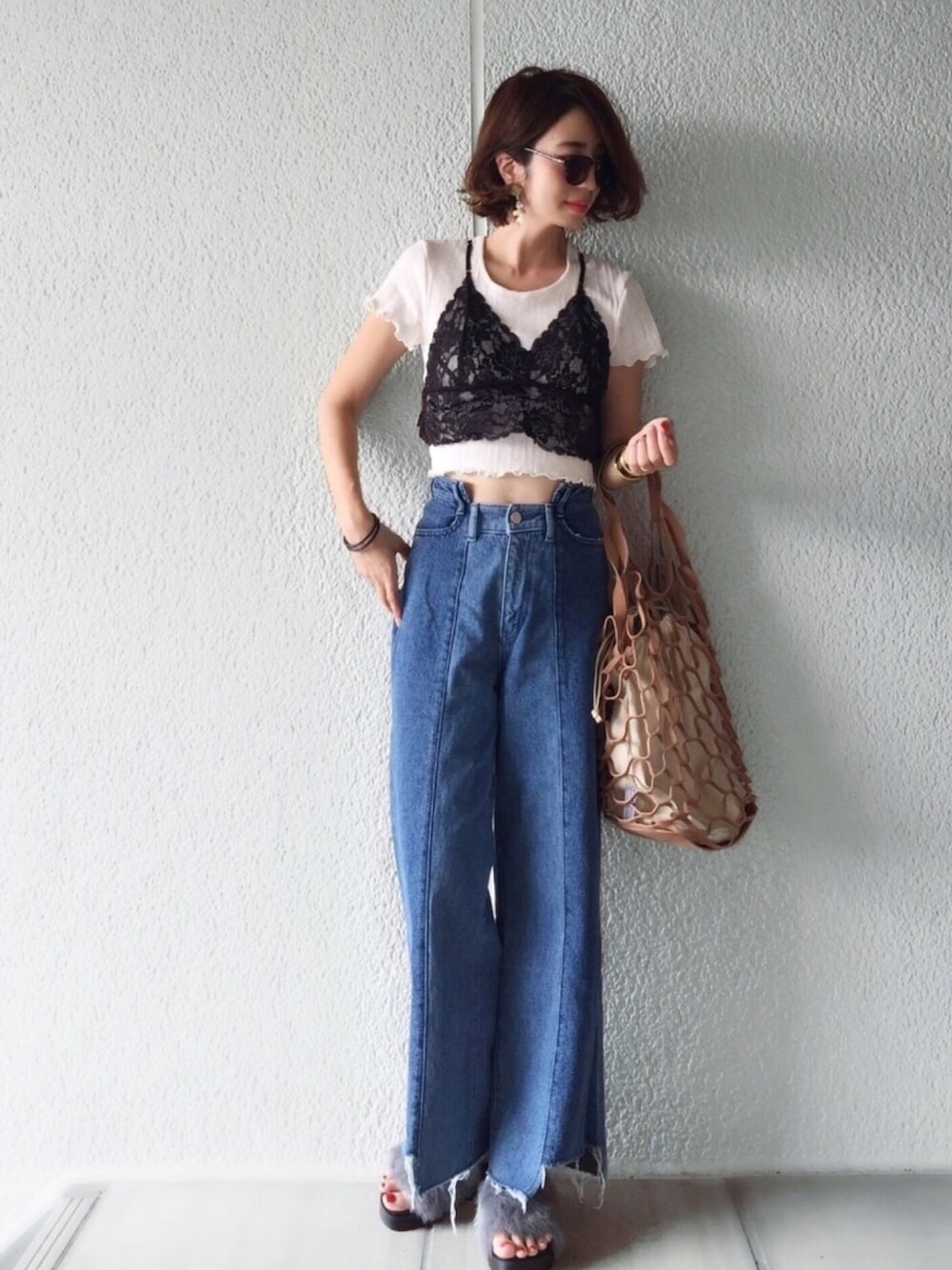 「ビスチェ、デニムパンツ、レイヤードスタイル、夏コーデ、カジュアルコーデ、EVRIS 、ZARA、ザラジョ、ファーサンダル、Tシャツ」｜「EVRISのクリアビーズコネクトピアス（ピアス（両耳用）、イエロー系）」を使った、MISATO さん（レディース・161cm）の夏コーディネートの1枚目の写真