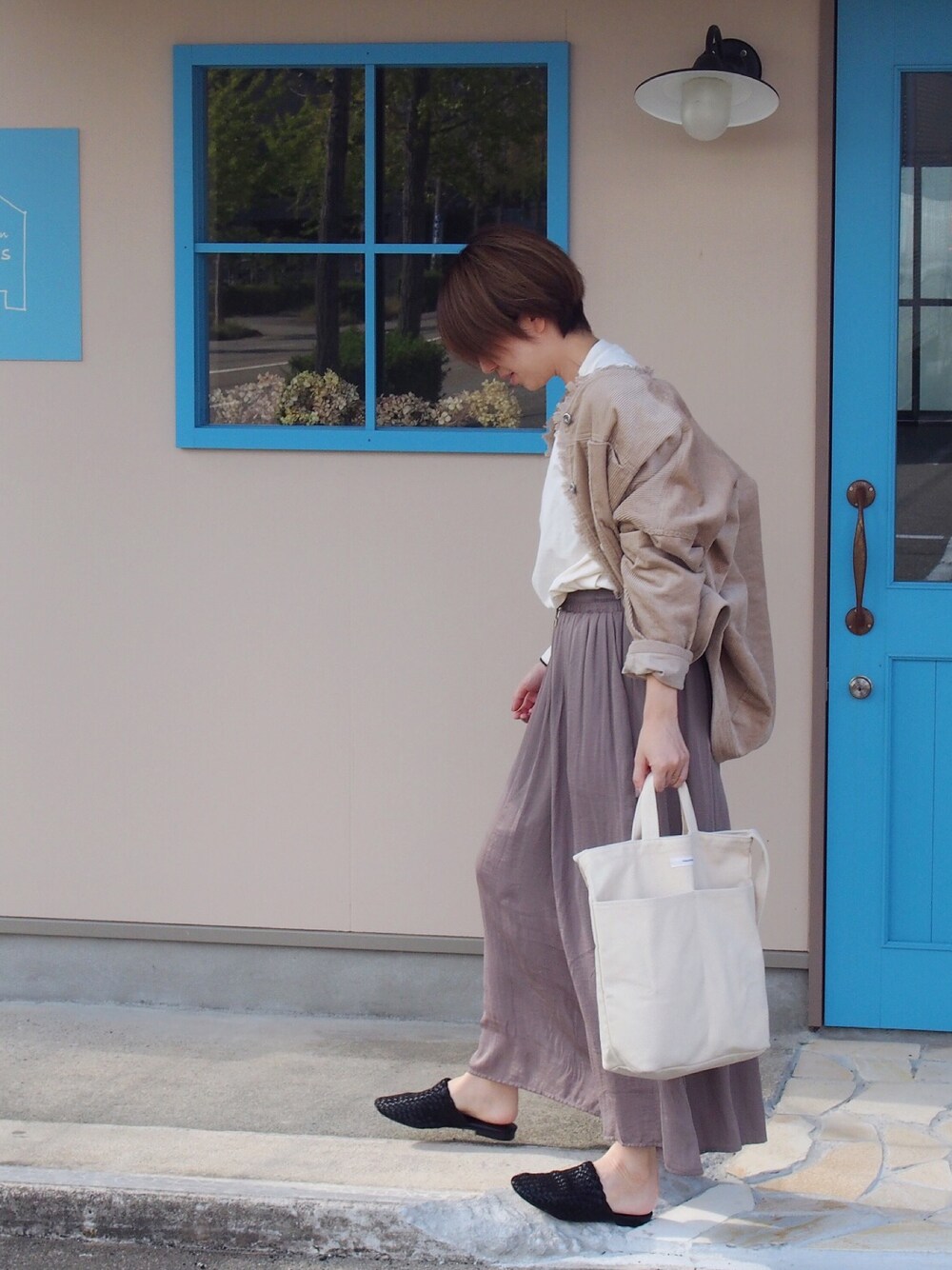 グリーン系のその他パンツ、ホワイト系のTシャツ/カットソー、ベージュ系のノーカラージャケットを着用したレディースの秋コーディネートの1枚目の写真