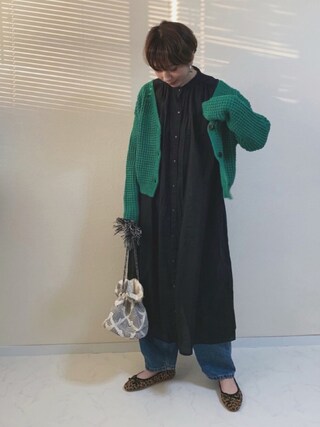 MISATO  is wearing URBAN RESEARCH Sonny Label "ギャザーシャツワンピース"
