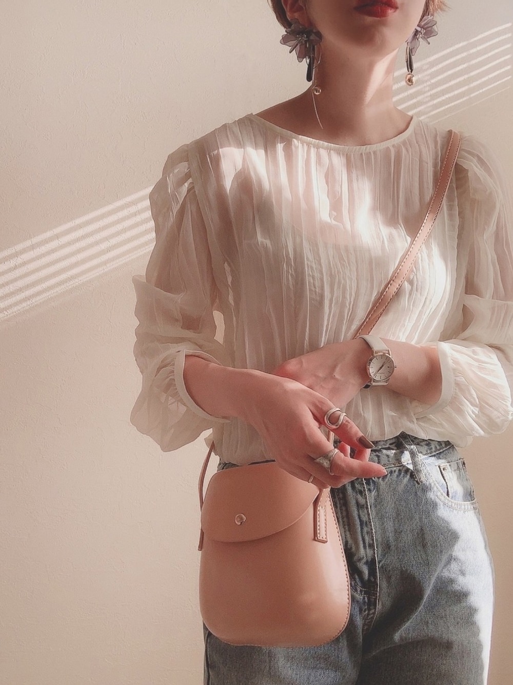 ホワイト系のシャツ/ブラウス、ブルー系のデニムパンツ、ベージュ系のショルダーバッグを着用したレディースの春コーディネートの1枚目の写真