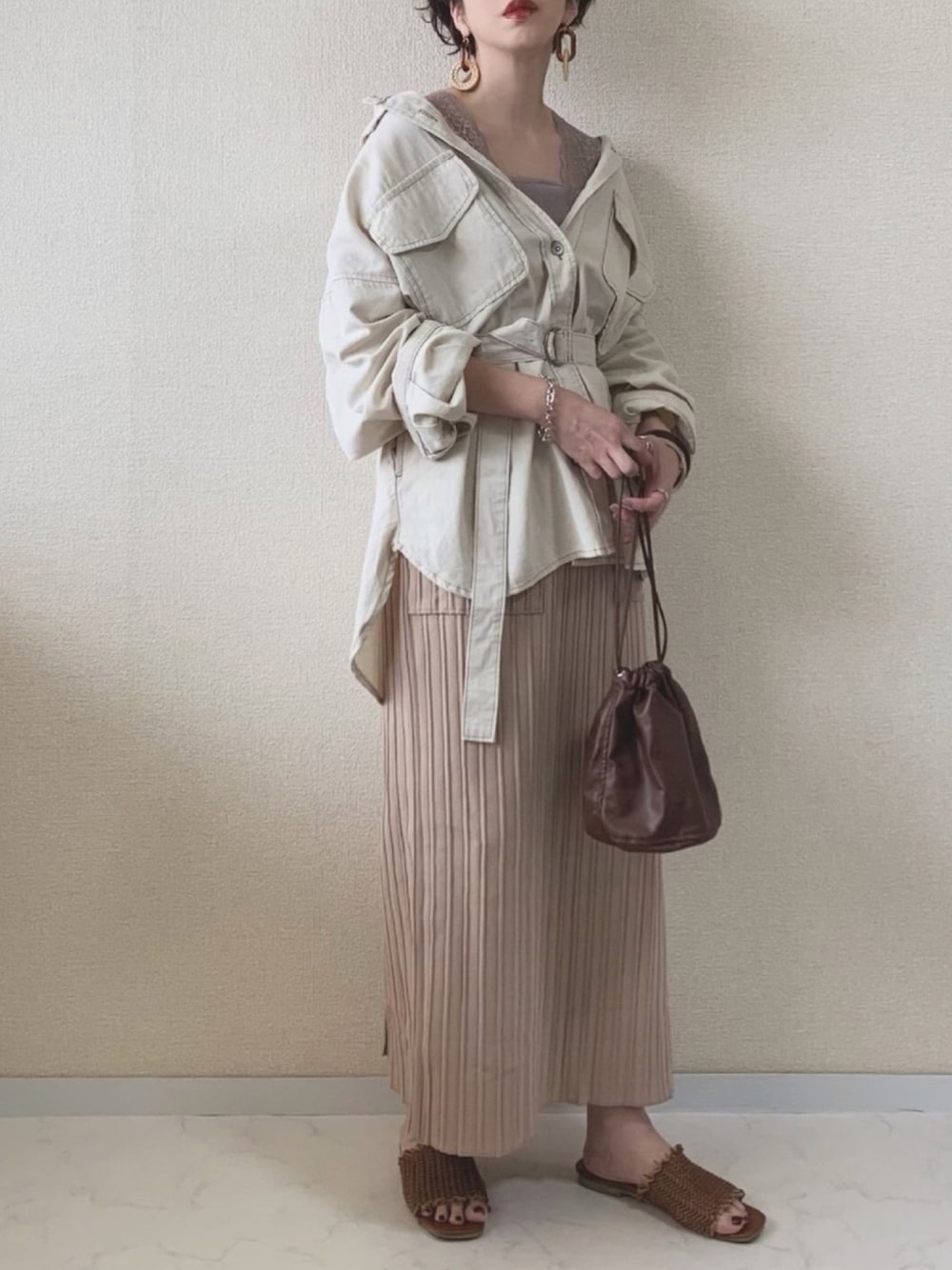 「リブスカート、wcloset、レースキャミソール、プチプラコーデ、シャツスタイル、巾着バッグ、メッシュサンダル、大人カジュアル、ベージュコーデ、ウエストマーク」｜「w closetのポケット付きロングスカート（スカート、ベージュ系）」を使った、MISATO さん（レディース・160cm）の夏コーディネートの1枚目の写真