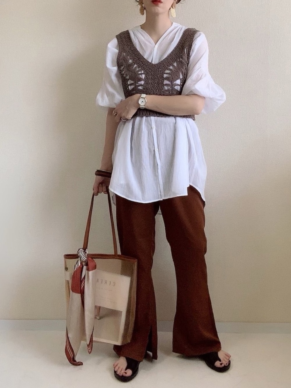 ブラウン系のその他パンツ、ホワイト系のシャツ/ブラウス、ブラック系のサンダルを着用したレディースの夏コーディネートの1枚目の写真