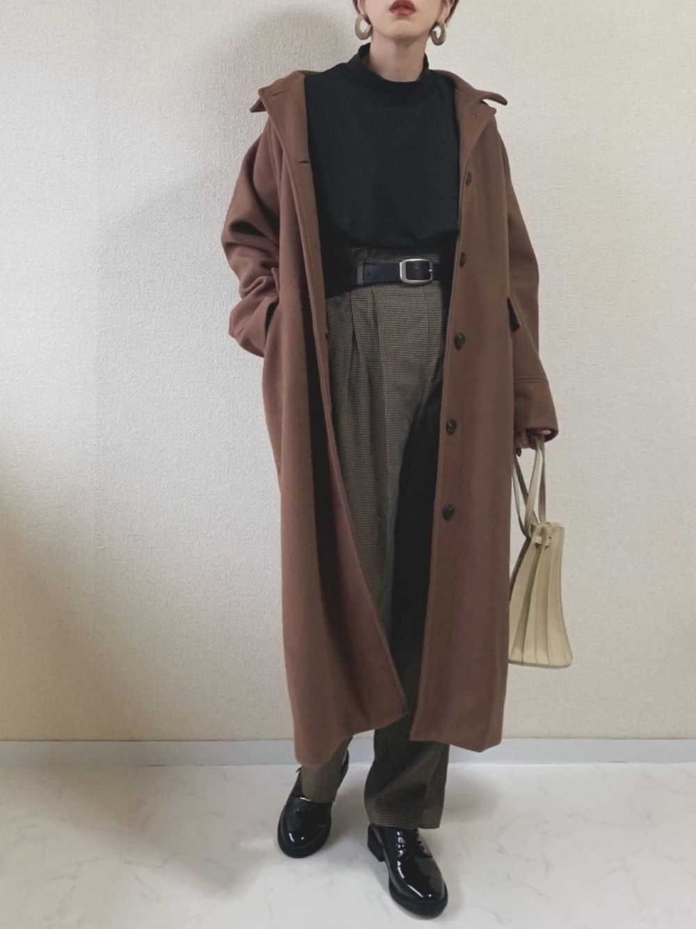 ブラウン系のその他パンツ、ブラウン系のその他アウター、ブラック系のドレスシューズを着用したレディースの秋コーディネートの1枚目の写真