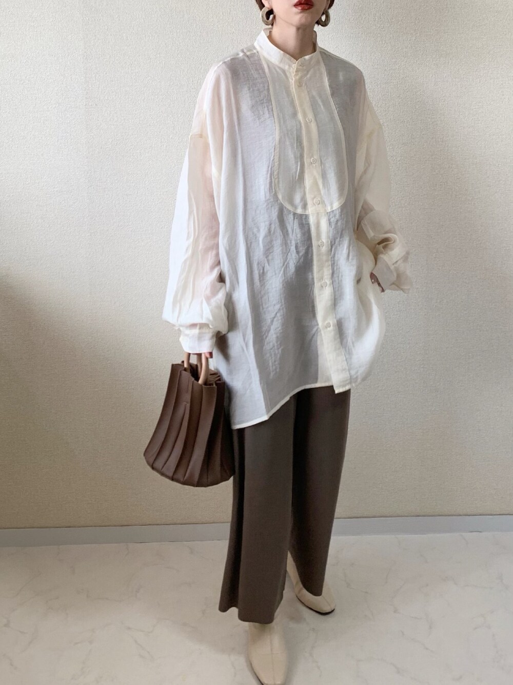 ブラウン系のその他パンツ、ホワイト系のシャツ/ブラウス、ホワイト系のブーツを着用したレディースの冬コーディネートの1枚目の写真