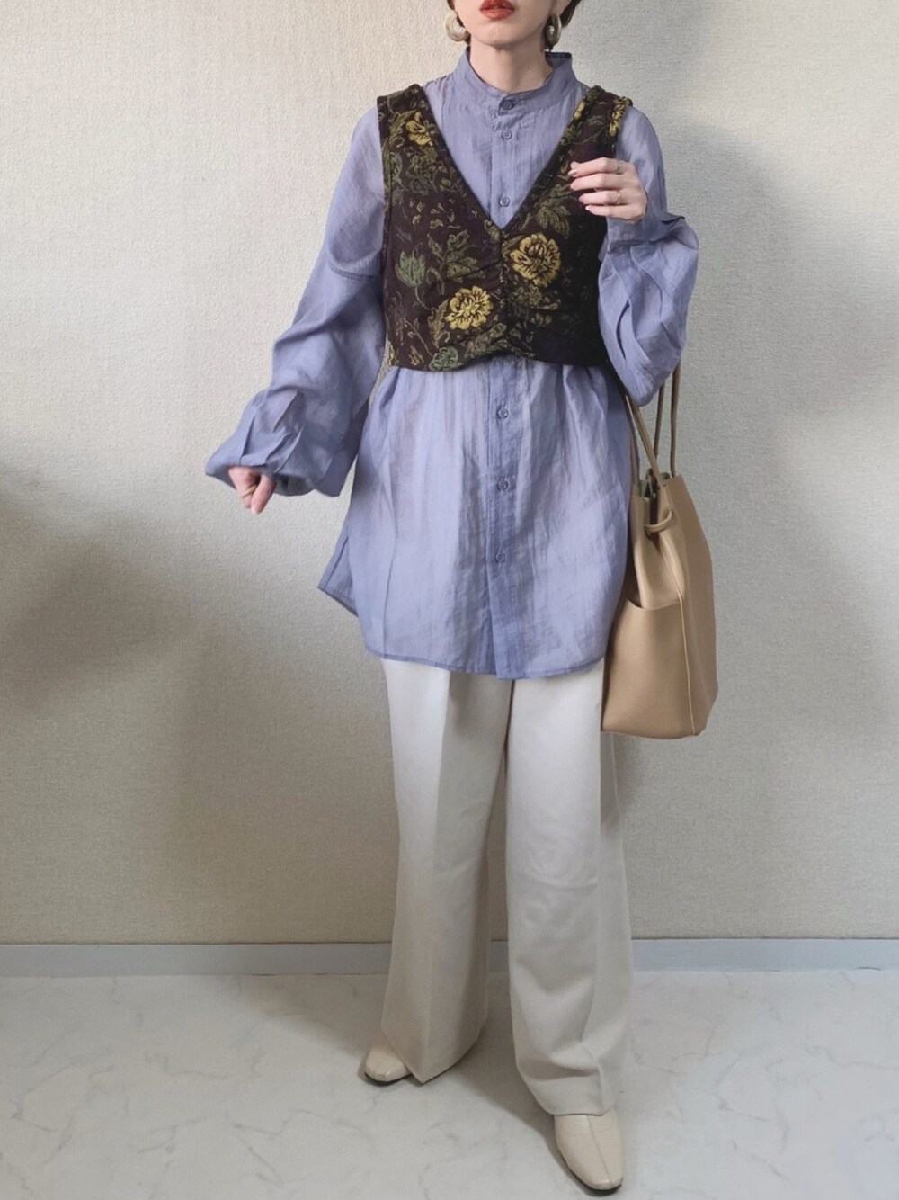 「シアーシャツ、ビスチェ、レイヤードスタイル、スラックス、birthdayroom、大人カジュアル、ラベンダー、florist、プチプラコーデ、春コーデ」｜「Birthday roomの【ファッションインフルエンサーmisato×Birthdayroom】シアーポプリンプザム切り替えビッグシャツ/オーバーシャツ（シャツ/ブラウス、パープル系）」を使った、MISATO さん（レディース・161cm）の冬コーディネートの1枚目の写真
