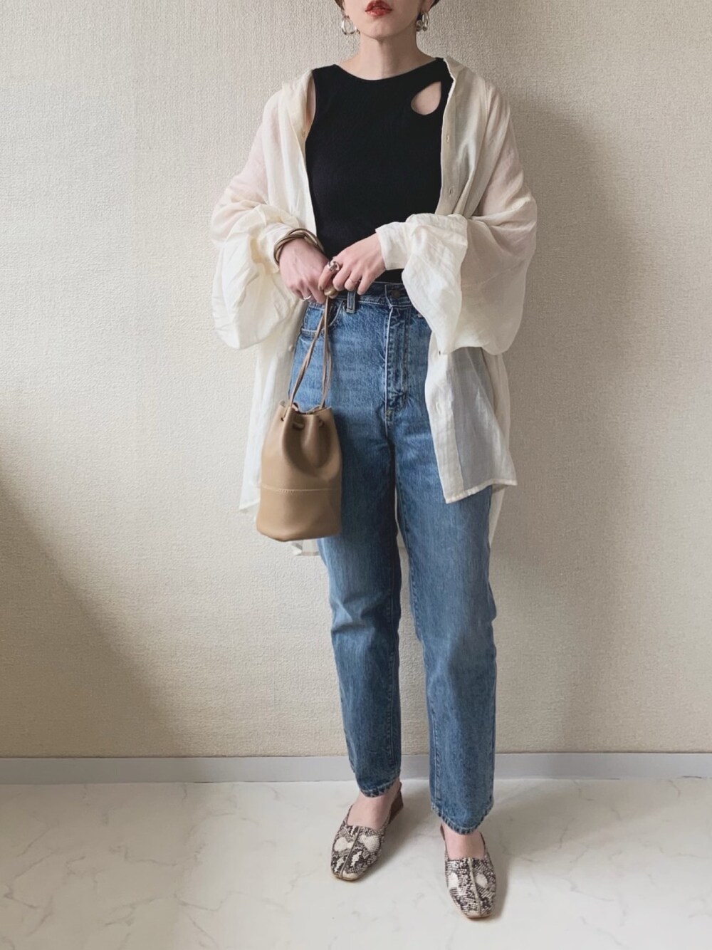 「selectmoca、アシンメトリー、シアーシャツ、韓国ファッション、プチプラコーデ、birthdayroom、GU、ハイウエストデニム、パイソン柄、春コーデ」｜「select MOCAのリブデザインタンクトップ/ノースリーブ変形デザイントップス（タンクトップ、ブラック系）」を使った、MISATO さん（レディース・161cm）の春コーディネートの1枚目の写真