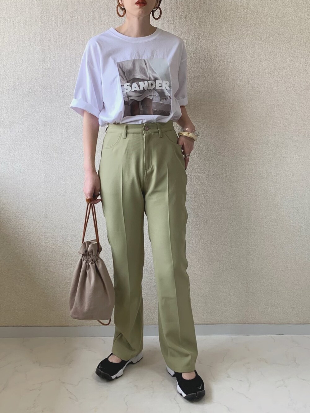 「lemore、グリーン、スラックス、Tシャツ、NIKE、エアリフト、巾着バッグ、大人カジュアル、フォトT、openclose」｜「LE MOREのフォトプリントロゴTEE（Tシャツ/カットソー、ホワイト系）」を使った、MISATO さん（レディース・161cm）の夏コーディネートの1枚目の写真