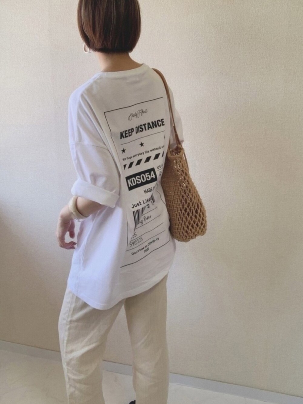 ホワイト系のTシャツ/カットソー、ホワイト系のその他パンツ、ベージュ系のトートバッグを着用したレディースの夏コーディネートの1枚目の写真