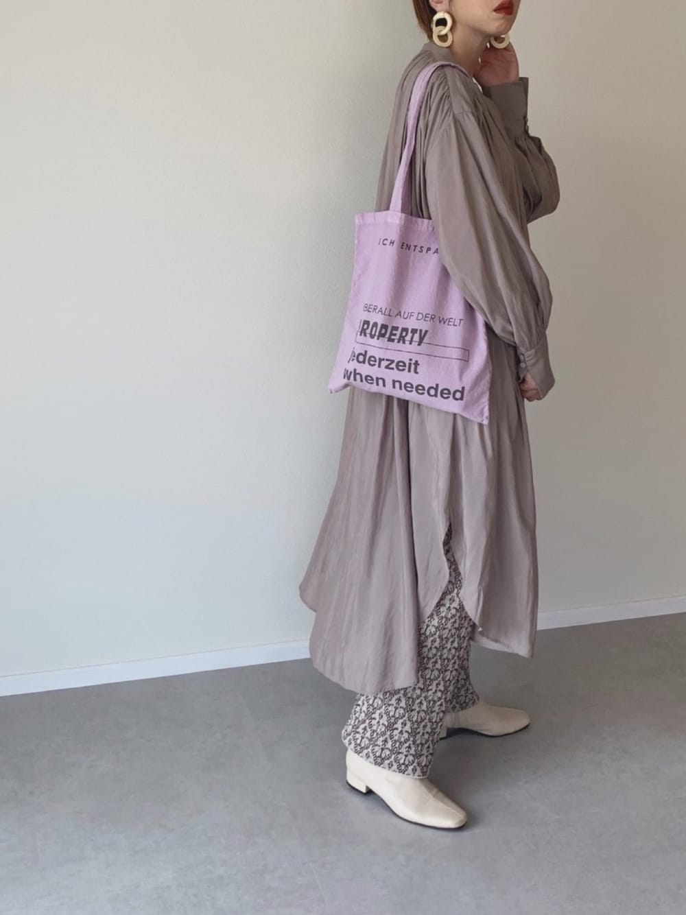 ベージュ系のワンピース、ベージュ系のその他パンツ、パープル系のトートバッグを着用したレディースの秋コーディネートの1枚目の写真