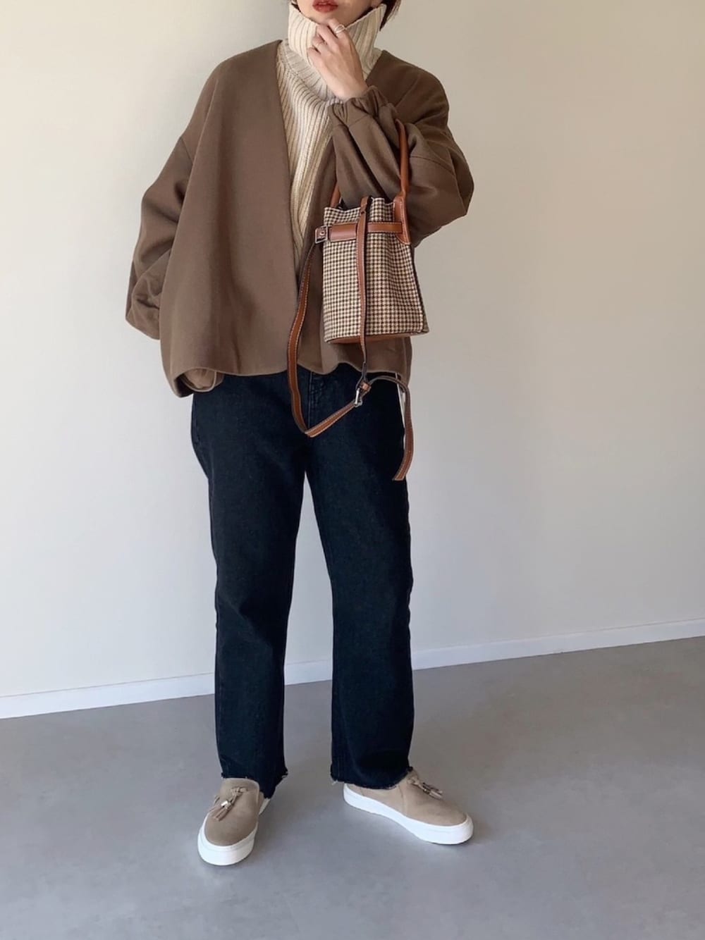 「ALLUMER、アリュメール、slackfootwear、ローファー、秋コーデ、大人カジュアル、チェックバッグ、韓国ファッション、ブラックデニム、タートルネック」｜「ALLUMERのメルトンフリースノーカラーカーディガン（ノーカラージャケット、ブラウン系）」を使った、MISATO さん（レディース・161cm）の秋コーディネートの1枚目の写真