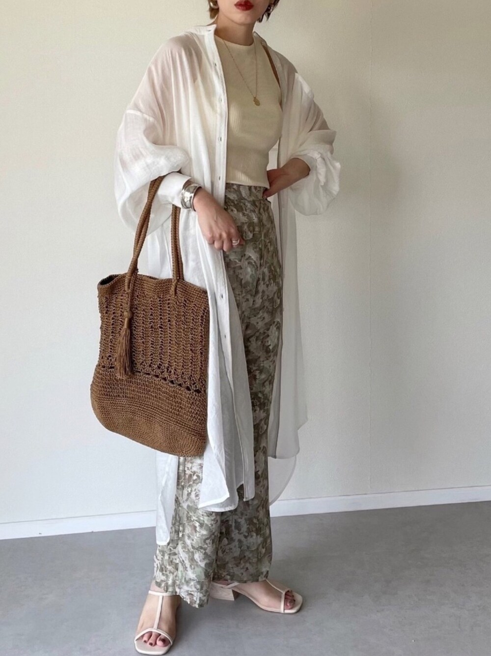 ホワイト系のワンピース、グリーン系のその他パンツ、ホワイト系のタンクトップを着用したレディースの春コーディネートの1枚目の写真