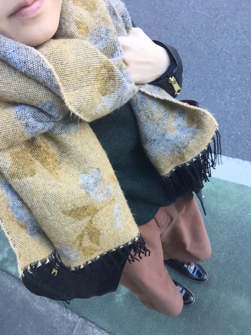 「カジュアル、ニット、ライダース、ワイドパンツ、ローファー、ストール」｜「CINEMA CLUBのアイテム（その他パンツ、ブラウン系）」を使った、makikoさん（レディース・158cm）の冬コーディネートの1枚目の写真