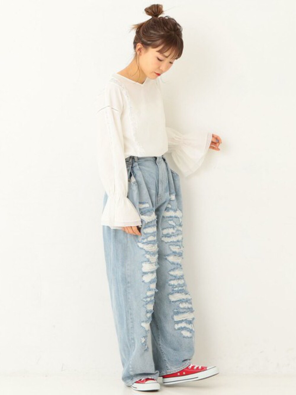 「シンプル、デニムパンツ、春コーデ、ラフ、レース、ダメージデニムパンツ、春、アナザーエディション、Another Edition、コンバース」｜「Another Editionの【予約】【WEB店舗限定】ベルスリーブブラウス（シャツ/ブラウス、ホワイト系）」を使った、tomiiiiiさん（レディース・164cm）の冬コーディネートの1枚目の写真