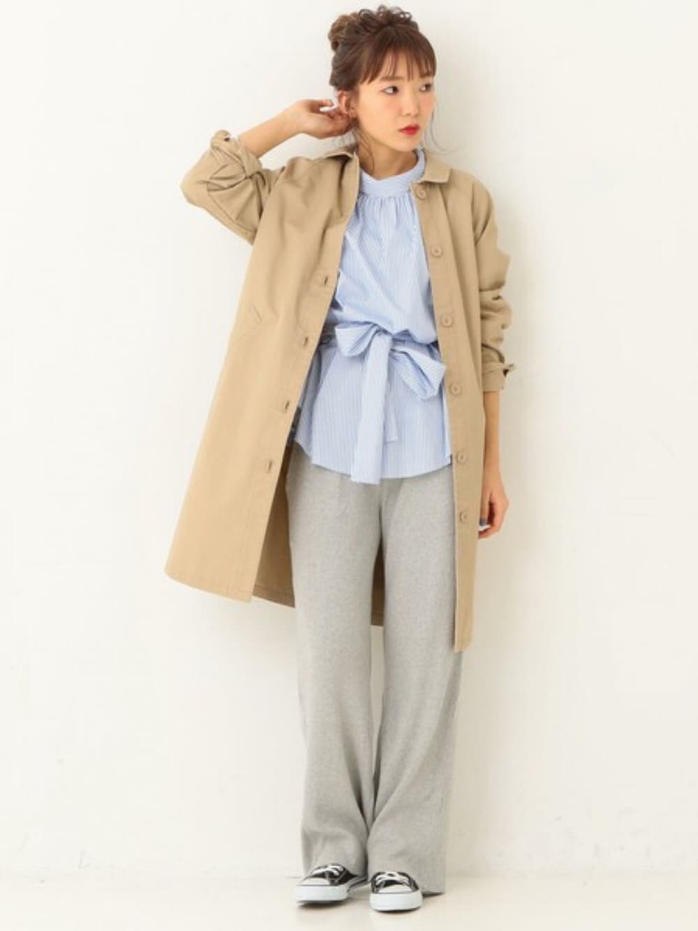 「シンプル、大人カジュアル、春コーデ、ワイドパンツ、白、ステンカラーコート、リブパンツ、ストライプ、アナザーエディション、Another Edition」｜「Another Editionの【WEB店舗限定】ステンカラーコート（ステンカラーコート、ベージュ系）」を使った、tomiiiiiさん（レディース・164cm）の冬コーディネートの1枚目の写真