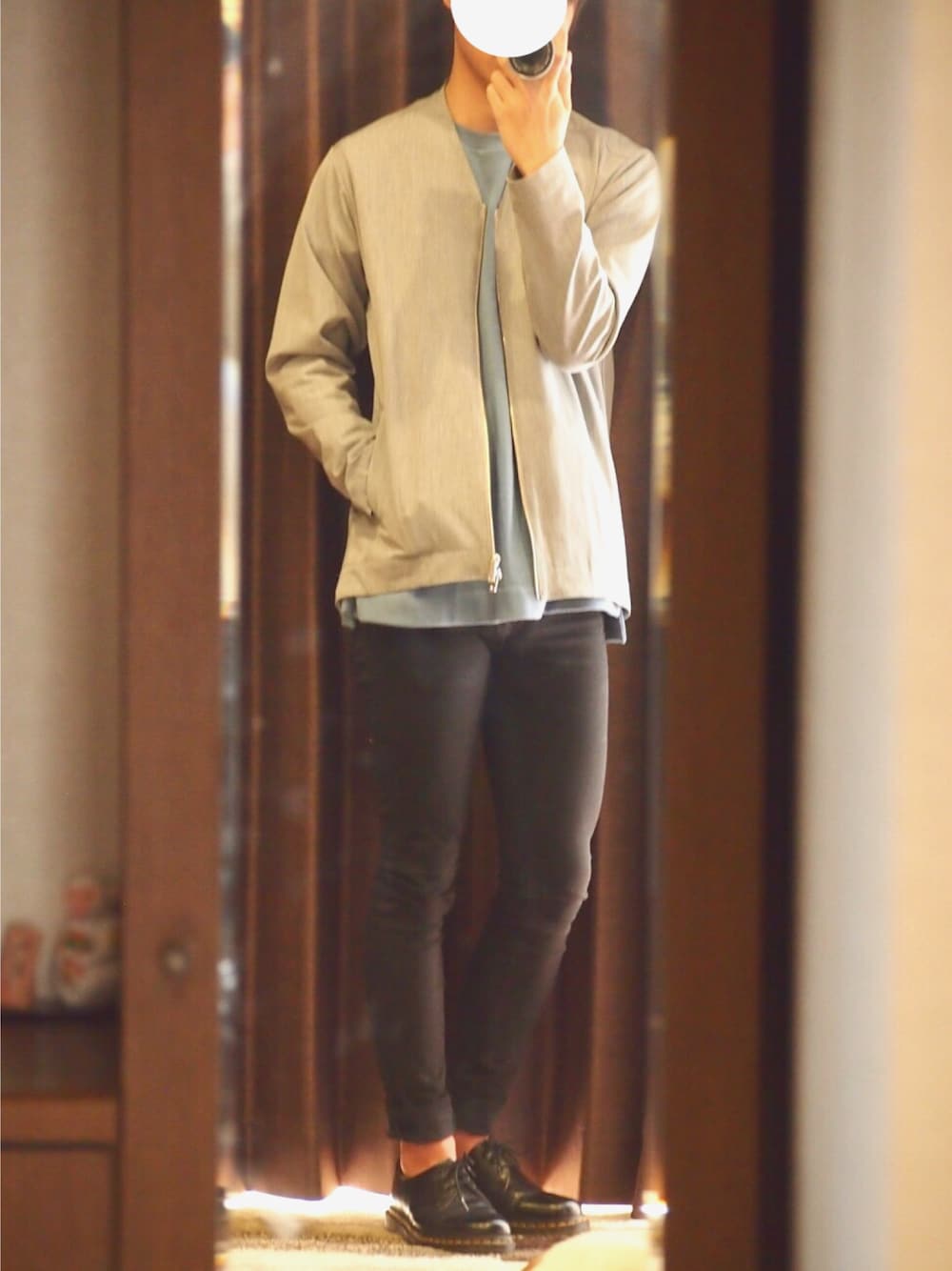 グレー系のシャツ/ブラウス、ブルー系のスウェット、ブラック系のその他パンツを着用したメンズの春コーディネートの1枚目の写真