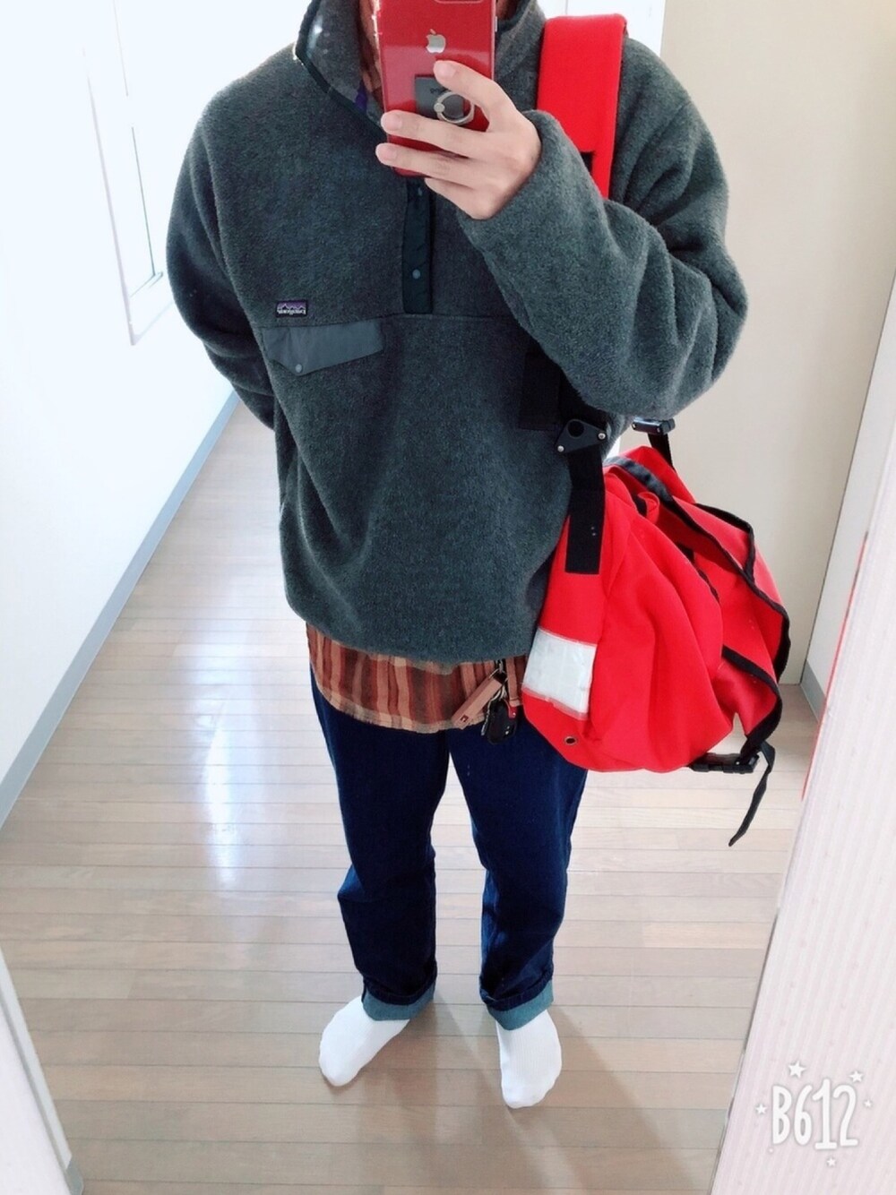「patagoniaのアイテム（その他アウター、グレー系）」を使った、10NAさん（メンズ・177cm）の冬コーディネートの1枚目の写真