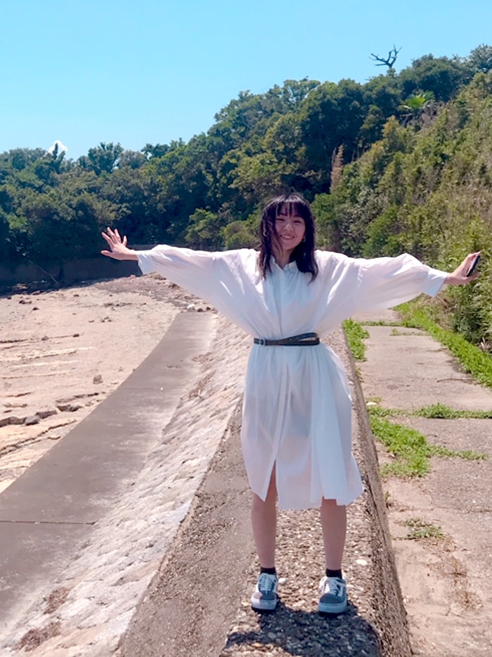 「佐久島、ホワイトワンピース、ナチュラル、休日スタイル、休日コーデ、真夏日、日焼け対策」｜「earth music&ecologyのアイテム（シャツワンピース、ホワイト系）」を使った、百瀬さん（レディース・152cm）の夏コーディネートの1枚目の写真