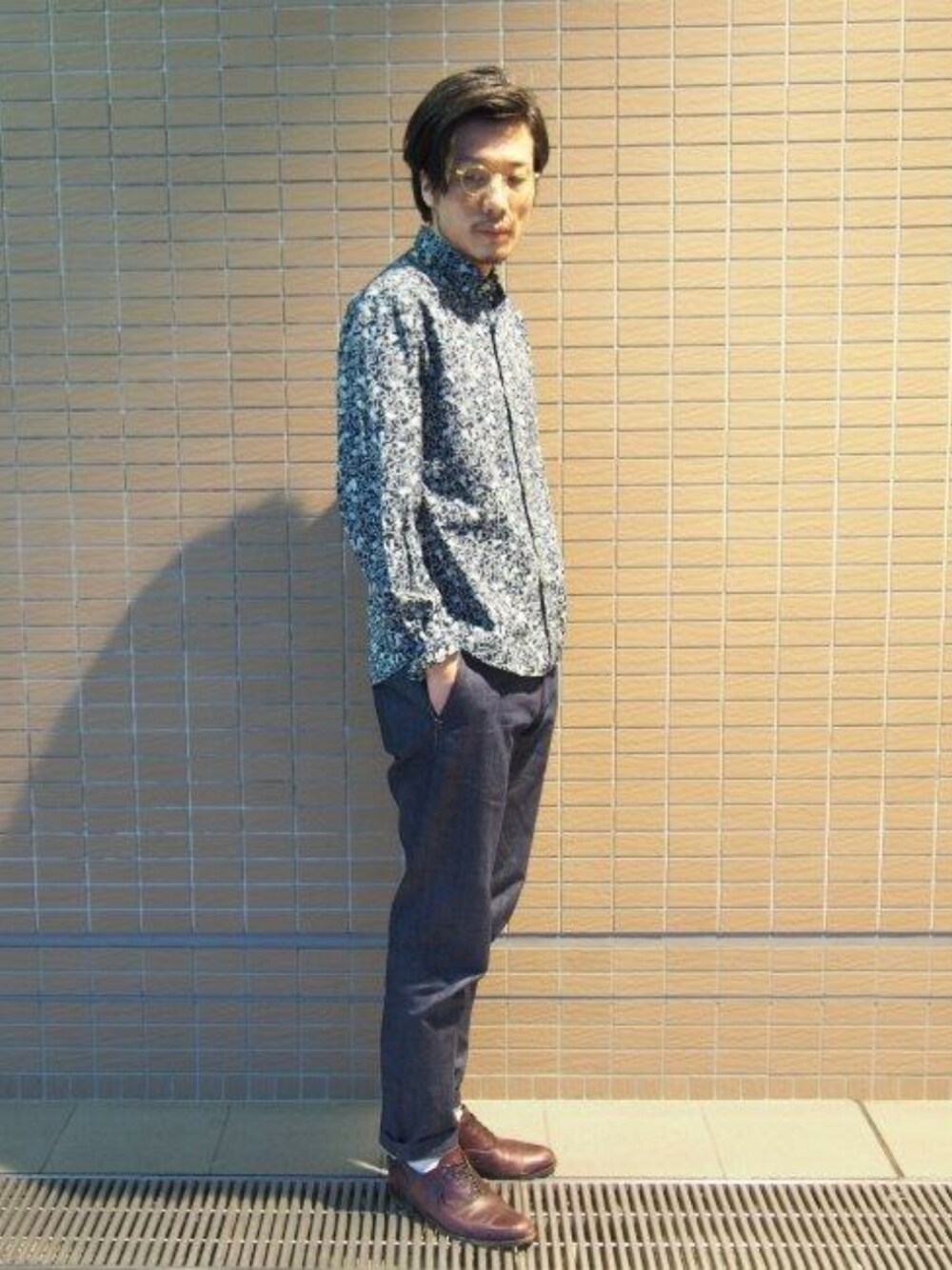 その他のトップス、ブルー系のパンツ、ブルー系のスラックスを着用したメンズの冬コーディネートの1枚目の写真