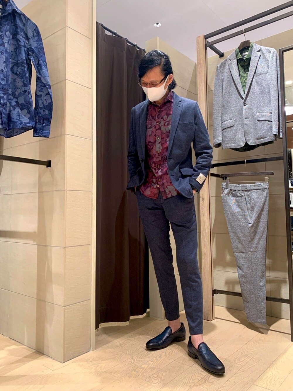ブルー系のドレスシューズ、ピンク系のシャツ/ブラウス、ブルー系のテーラードジャケットを着用したメンズの春コーディネートの1枚目の写真