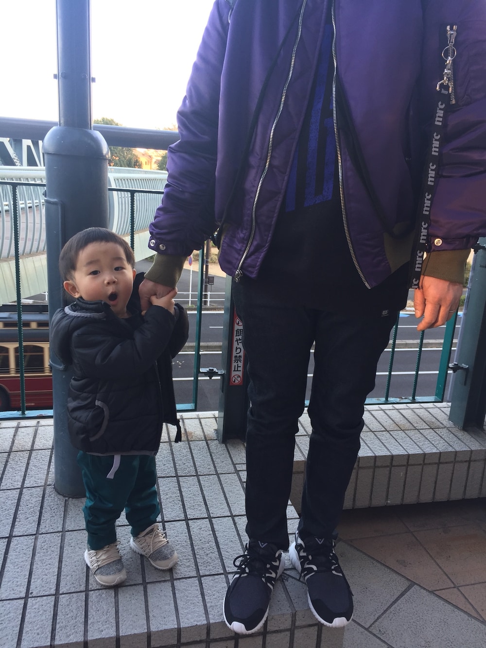 「パパと息子、スニーカーおそろ、キッズコーデ」｜「Onitsuka Tigerのアイテム（デニムパンツ、ブラック系）」を使った、ゆいてぃ★さん（キッズ・80cm）の冬コーディネートの1枚目の写真