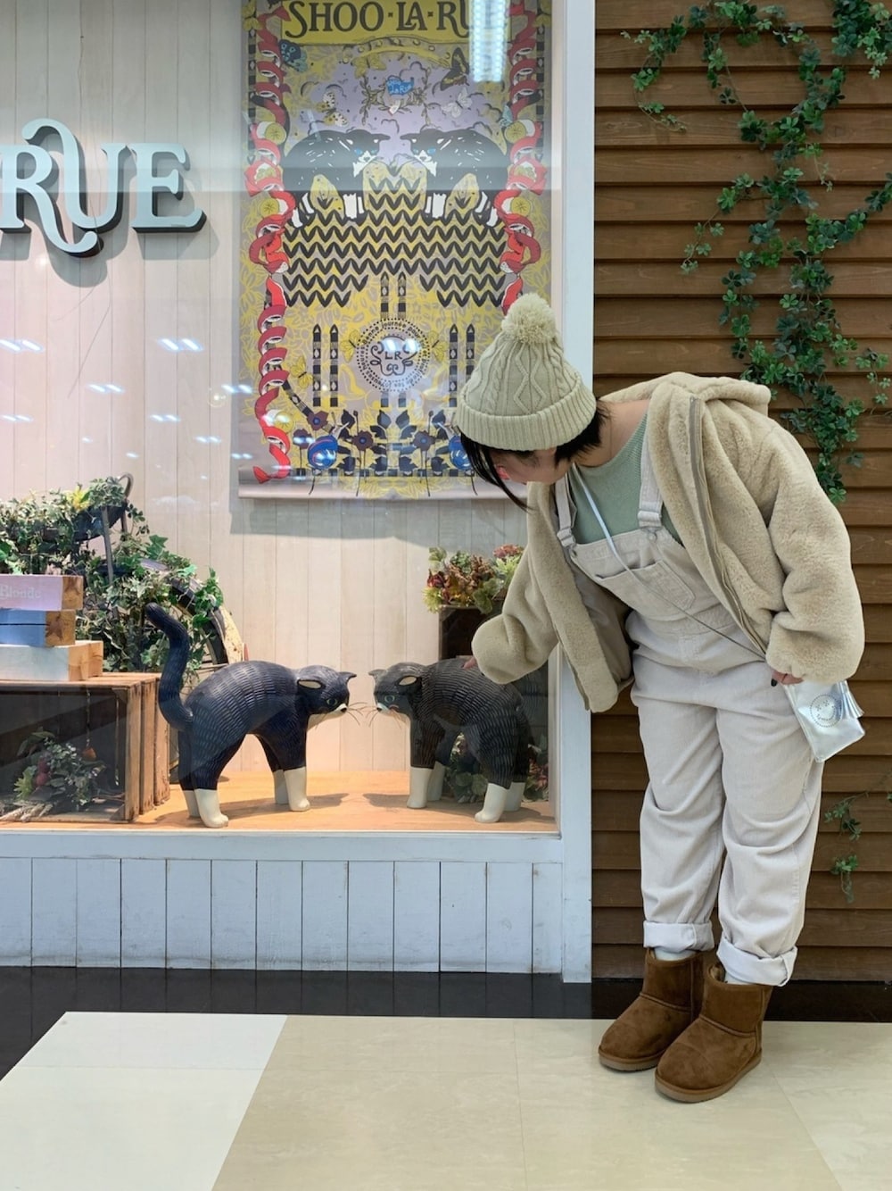 「オーバーオール、パンツスタイル、ムートンブーツ、もこもこ、ニット帽、ポンポン帽子、低身長、シューラルー、ドレスキップ、キューティーブロンド」｜「Cutie Blondeの【S-L】エコファーパイピングフードブルゾン（ブルゾン、ベージュ系）」を使った、あかりんさん（レディース・151cm）の秋コーディネートの1枚目の写真