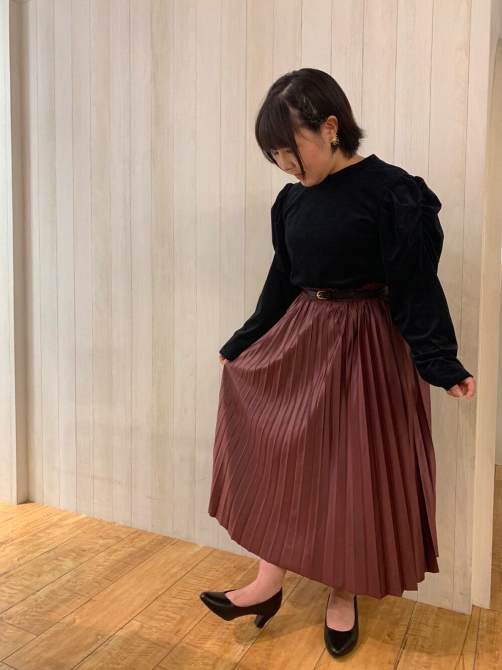 「クリスマス、ベロア、プリーツスカート、ロングスカート、赤×黒、大人コーデ、低身長、シューラルー、キューティーブロンド、ドレスキップ」｜「Cutie Blondeの【S-L】リブベロアパワショルプルオーバー（シャツ/ブラウス、ブラック系）」を使った、あかりんさん（レディース・151cm）の冬コーディネートの1枚目の写真