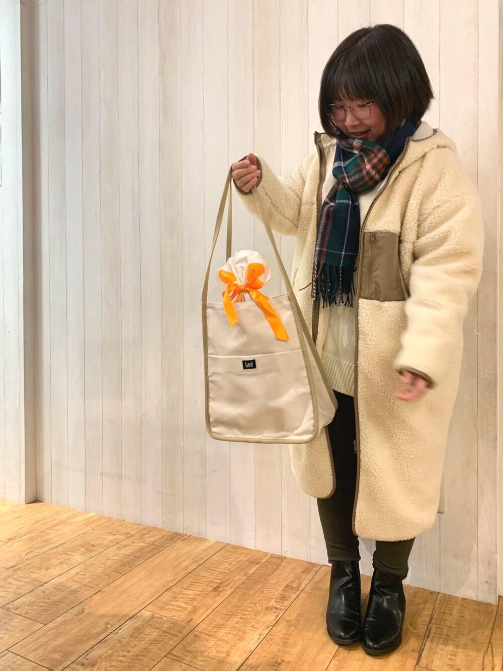 「クリスマス、シンプルコーデ、ボア、ニット、スキニー、低身長、年末WEAR感謝祭、シューラルー、ドレスキップ、キューティーブロンド」｜「Leeの【Lee】細ハンドルビッグトート（トートバッグ、ホワイト系）」を使った、あかりんさん（レディース・151cm）の冬コーディネートの1枚目の写真