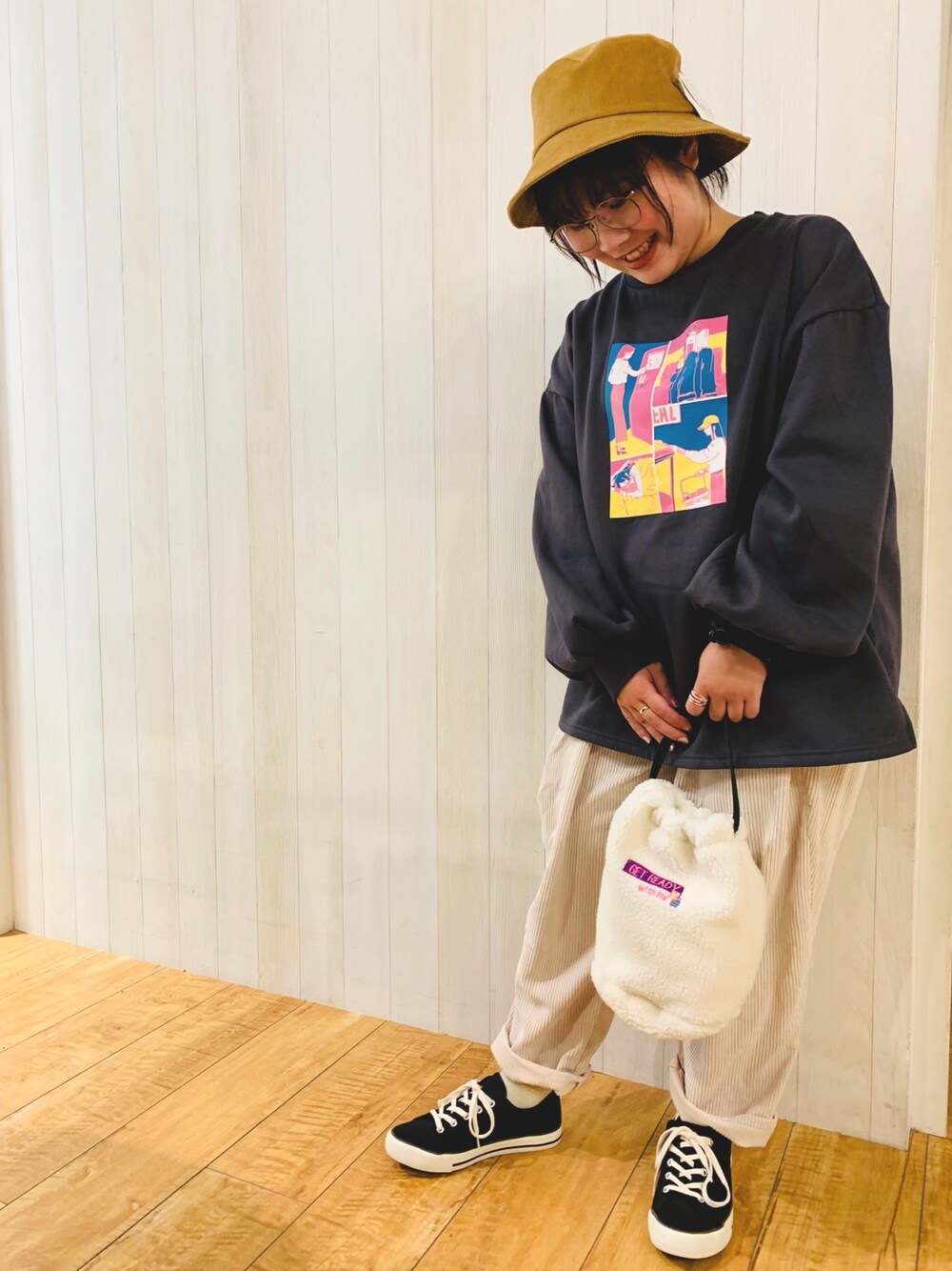 「オーバーサイズ、パンツスタイル、スニーカー、ボア、コーデュロイ、低身長、シューラルー、ドレスキップ、キューティーブロンド」｜「DRESKIPのコーデュロイバケットハット（ハット、ブラウン系）」を使った、あかりんさん（レディース・151cm）の冬コーディネートの1枚目の写真