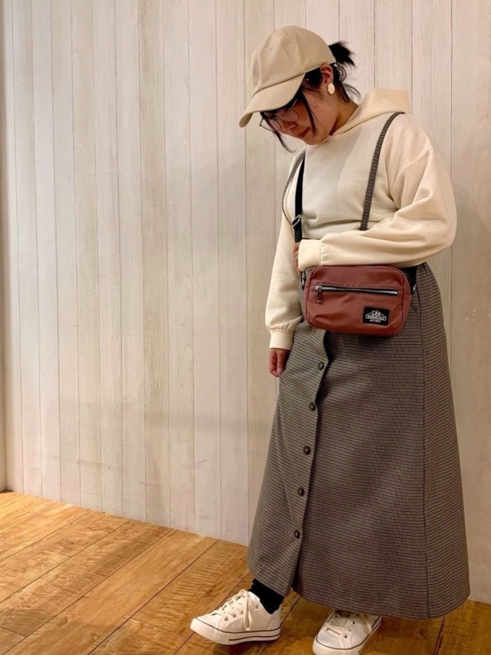 「カジュアルコーデ、休日コーデ、シンプル、パーカー、スカート、スニーカー、レザー、シューラルー、ドレスキップ」｜「DRESKIPの【抗菌防臭】エコレザーキャップ（キャップ、ベージュ系）」を使った、あかりんさん（レディース・151cm）の冬コーディネートの1枚目の写真
