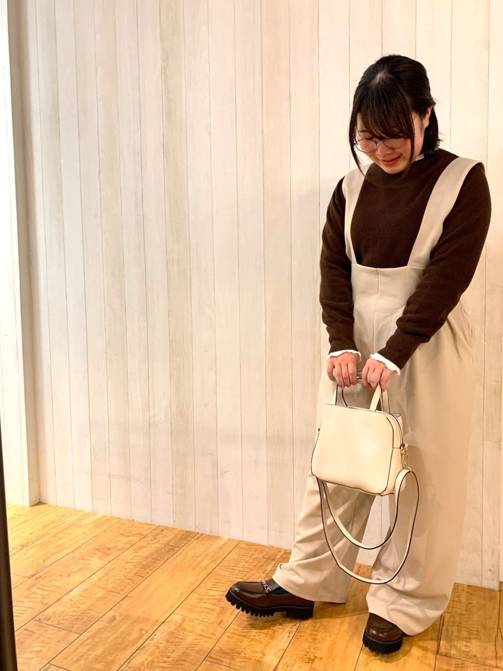 「重ね着、オーバーオール、ゆるコーデ、低身長コーデ、バレンタイン、チョコ色に染まれ、シューラルー、ドレスキップ、キューティーブロンド」｜「SHOO・LA・RUEのメロウ細テレコタートルネックカットソー（Tシャツ/カットソー、ホワイト系）」を使った、あかりんさん（レディース・151cm）の冬コーディネートの1枚目の写真