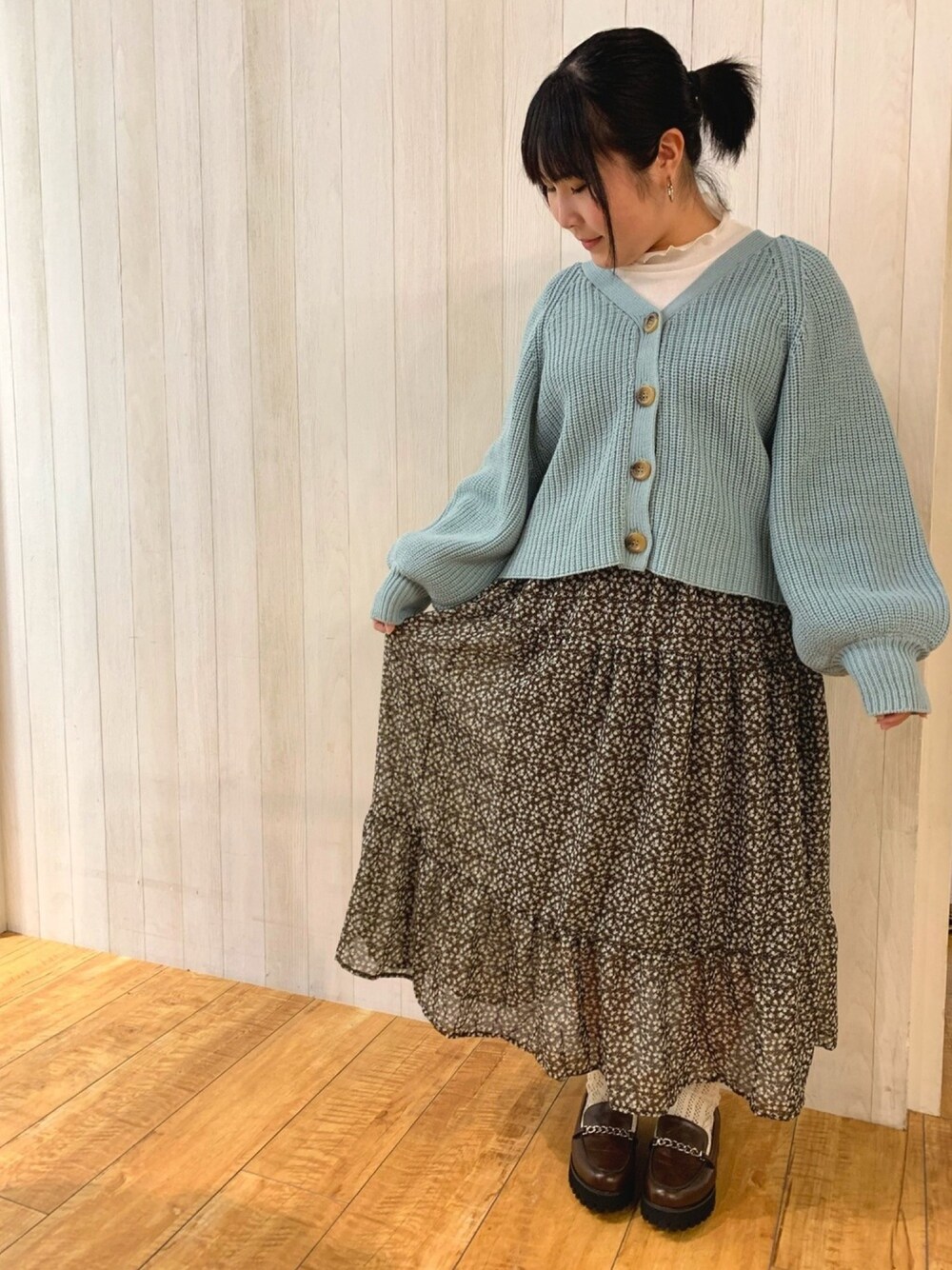 「スカート、カーディガン、ローファー、春カラー、お花見、低身長コーデ、シューラルー、ドレスキップ、キューティーブロンド」｜「SHOO・LA・RUEのメロウ細テレコタートルネックカットソー（Tシャツ/カットソー、ホワイト系）」を使った、あかりんさん（レディース・151cm）の春コーディネートの1枚目の写真
