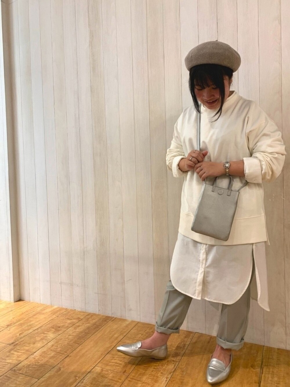 「春コーデ、パンツスタイル、休日スタイル、カジュアル、低身長コーデ、シューラルー、ドレスキップ」｜「DRESKIPのサ－モベレー帽（ハンチング/ベレー帽、グレー系）」を使った、あかりんさん（レディース・151cm）の春コーディネートの1枚目の写真