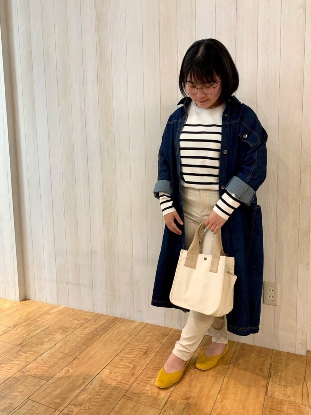 「デニムジャケット、スキニー、パンツコーデ、春めきシューズ、低身長コーデ、シューラルー、ドレスキップ」｜「SHOO・LA・RUEのデニムドルマンスリーブライトコート（ステンカラーコート、ブルー系）」を使った、あかりんさん（レディース・151cm）の春コーディネートの1枚目の写真