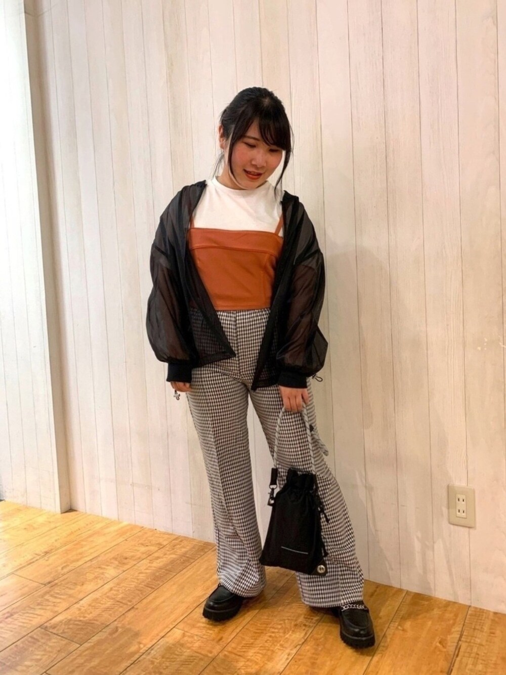 「ビスチェ、ギンガムチェック、シアー、パンツスタイル、ローファー、シューラルー、ドレスキップ、キューティーブロンド」｜「Cutie Blondeのシアーリブブルゾン（ブルゾン、ブラック系）」を使った、あかりんさん（レディース・151cm）の春コーディネートの1枚目の写真