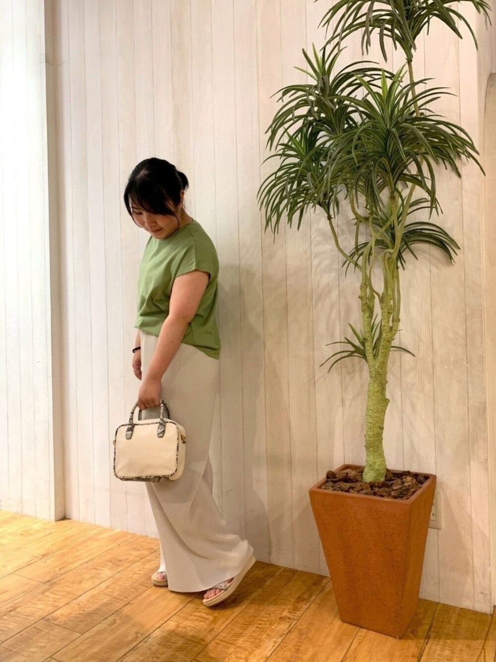 「ラクチンコーデ、ノースリーブ、パイソン柄、夏コーデ、プリーツパンツ、オトナ女子、低身長、ぽっちゃり」｜「Cutie Blondeの【S-L】プリーツカットパンツ（その他パンツ、ホワイト系）」を使った、あかりんさん（レディース・151cm）の春コーディネートの1枚目の写真