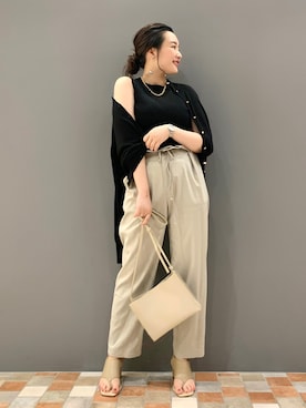 ゴールドボタンシルク混カーディガンを使った人気ファッション