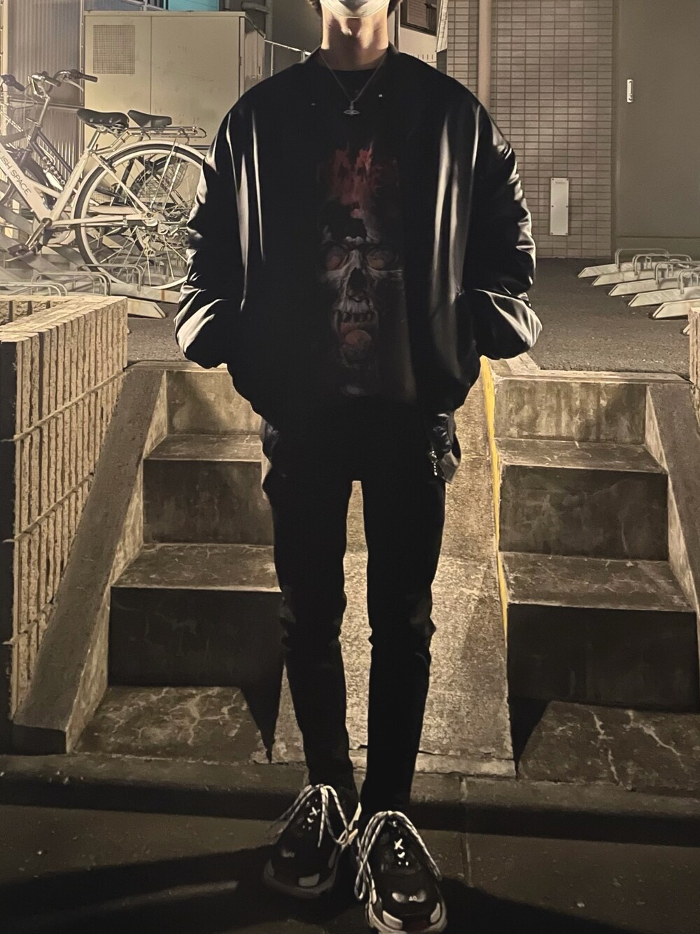 「ビッグシルエット、ストリート、ブラック、ワントーンコーデ、韓国ファッション、vetements、BALENCIAGA、スニーカーコーデ、オールブラック、私の推しブランド」｜「Vivienne Westwoodのアイテム（ネックレス、ピンク系）」を使った、ふうさん（メンズ・164cm）の冬コーディネートの1枚目の写真